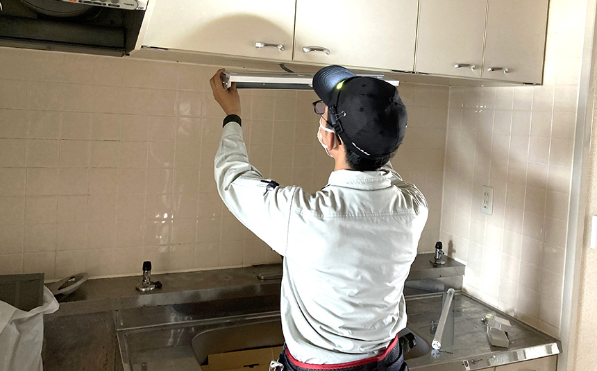 電気工事士が作業している写真