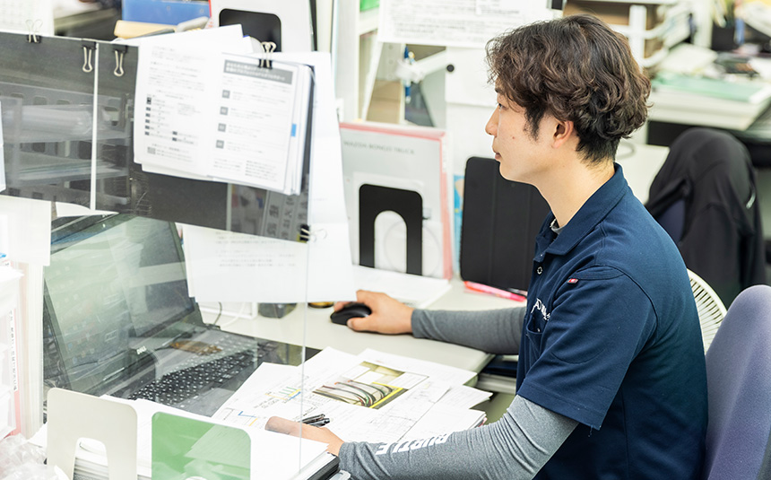 施工管理士が作業している写真