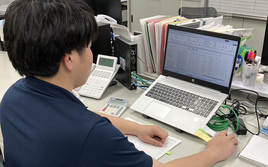 パソコンの前で作業している写真