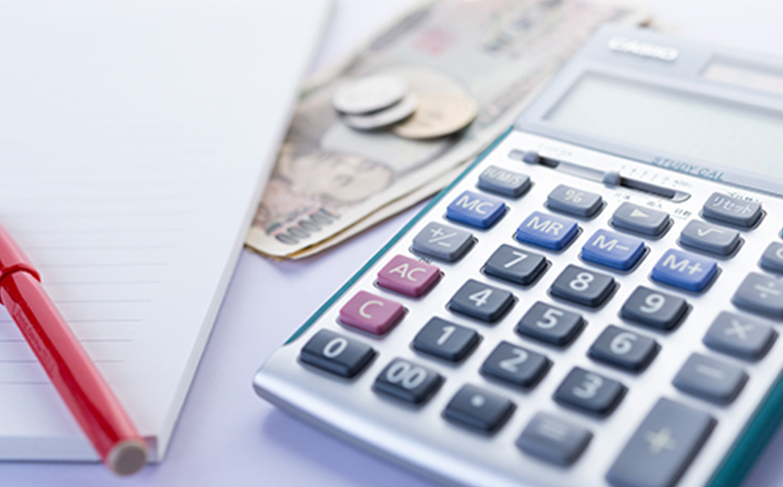 パソコンの前で作業している写真